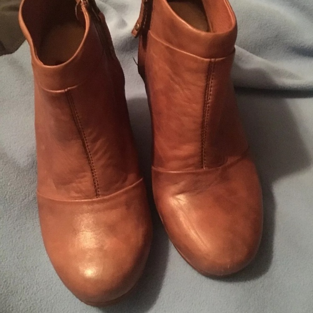 Uggs 7.5 leather wedge booties